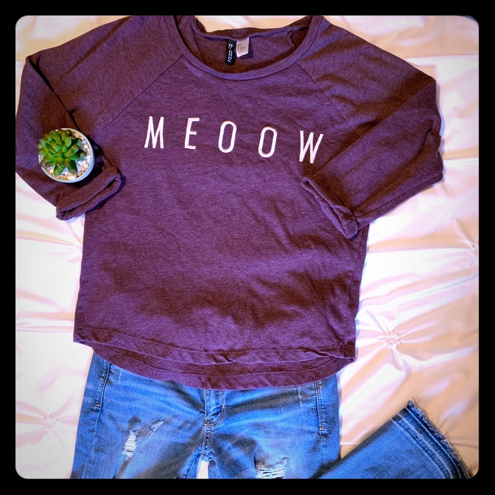 MEOOW Divided 3/4 sleeve light weight sweater.
